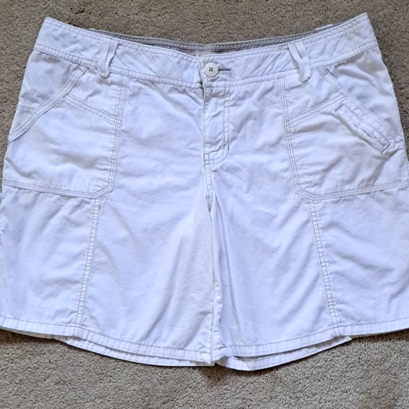Size 17 white cargo shorts - Picture 1 of 7